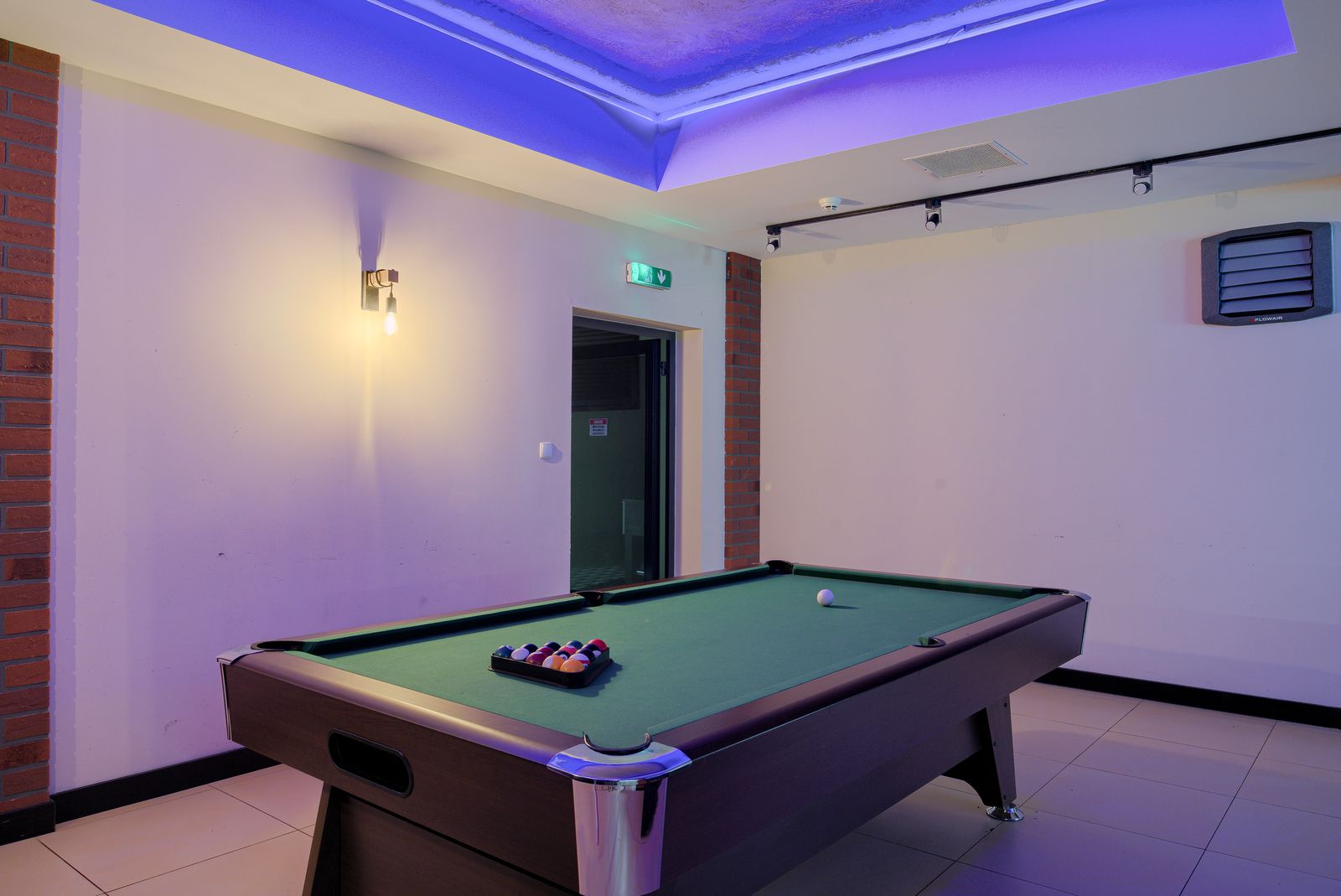 Stół bilardowy w hotelu