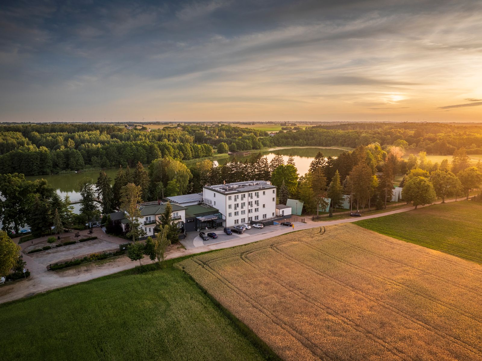 Hotel Półwysep Wądzyn nad jeziorem z lotu ptaka